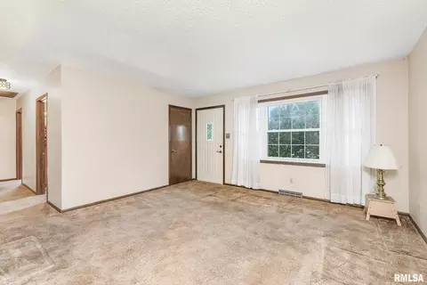 218 S Park View Dr, Eldridge, IA 52748 photo 2