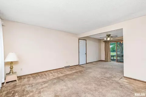 218 S Park View Dr, Eldridge, IA 52748 photo 4