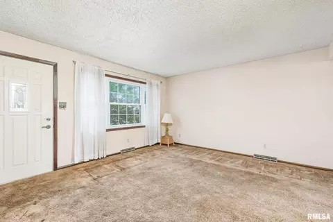 218 S Park View Dr, Eldridge, IA 52748 photo 3