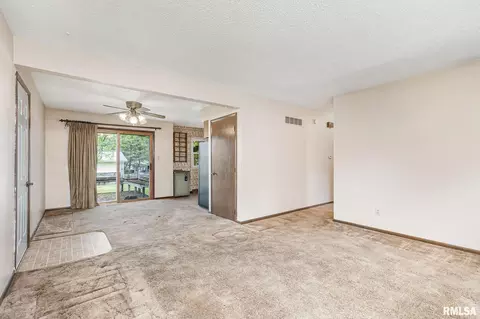 218 S Park View Dr, Eldridge, IA 52748 photo 5