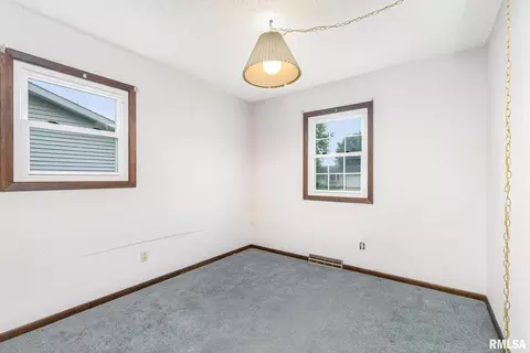 218 S Park View Dr, Eldridge, IA 52748 photo 11
