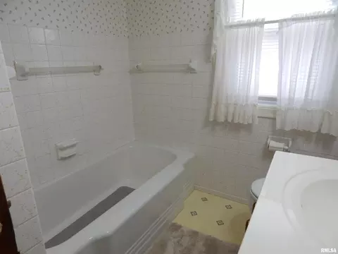 2137 3rd St, Moline, IL 61265 photo 10