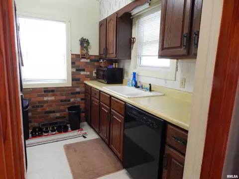 2137 3rd St, Moline, IL 61265 photo 8