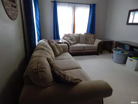 2137 3rd St, Moline, IL 61265 photo 5