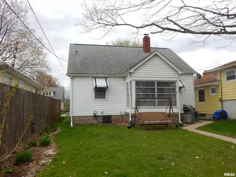 2137 3rd St, Moline, IL 61265 photo 3