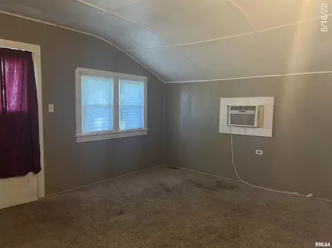 305 N School St, Atkinson, IL 61235 photo 2