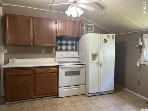 305 N School St, Atkinson, IL 61235 photo 4