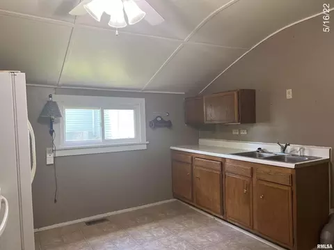 305 N School St, Atkinson, IL 61235 photo 3