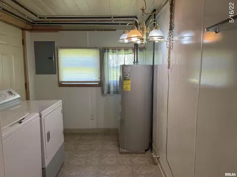 305 N School St, Atkinson, IL 61235 photo 8