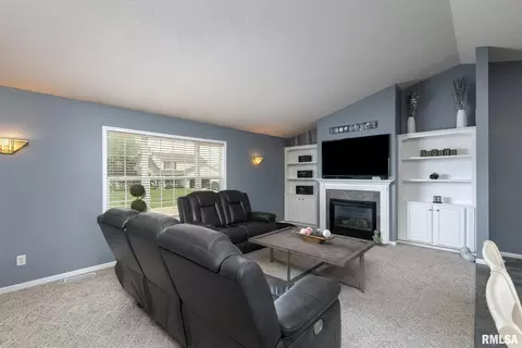 1209 W Maple St, Eldridge, IA 52748 photo 6