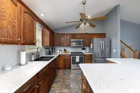 1209 W Maple St, Eldridge, IA 52748 photo 8