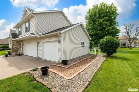 1209 W Maple St, Eldridge, IA 52748 photo 2