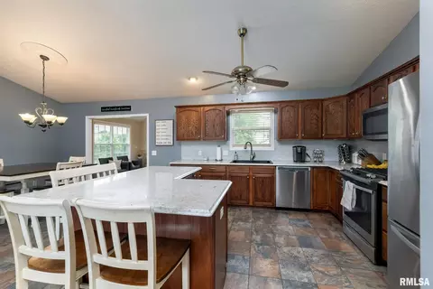 1209 W Maple St, Eldridge, IA 52748 photo 7