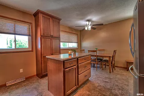 1529 12th St, Silvis, IL 61282 photo 10