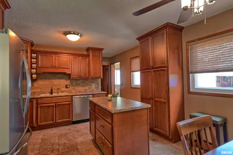 1529 12th St, Silvis, IL 61282 photo 9