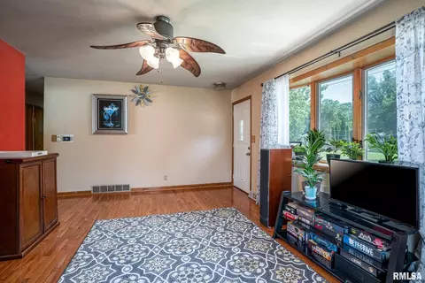 3609 38th St, Moline, IL 61265 photo 3