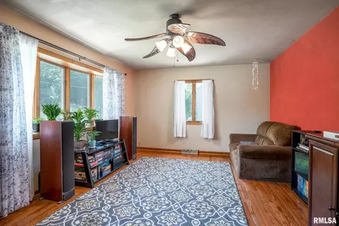 3609 38th St, Moline, IL 61265 photo 4