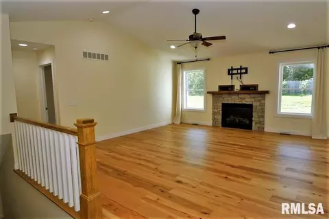 660 W Pinehurst Dr, Eldridge, IA 52748 photo 3
