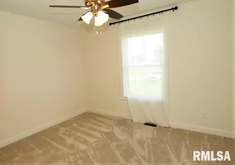 660 W Pinehurst Dr, Eldridge, IA 52748 photo 8