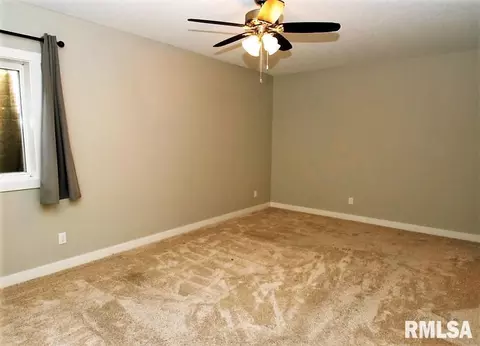 660 W Pinehurst Dr, Eldridge, IA 52748 photo 6