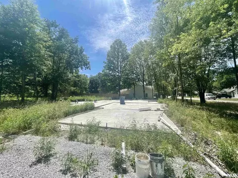 1201 Goldenwood Dr, Carterville, IL 62918