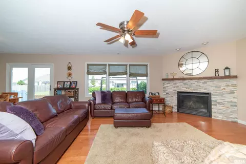 7 Jacob Dr, Eldridge, IA 52748 photo 8