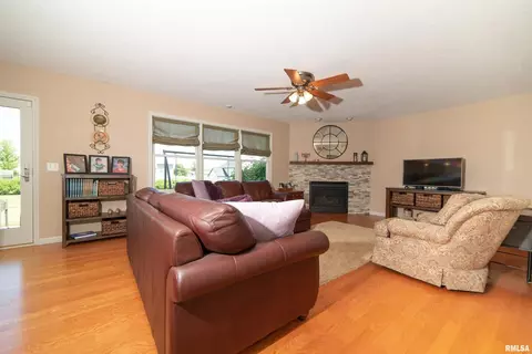 7 Jacob Dr, Eldridge, IA 52748 photo 9