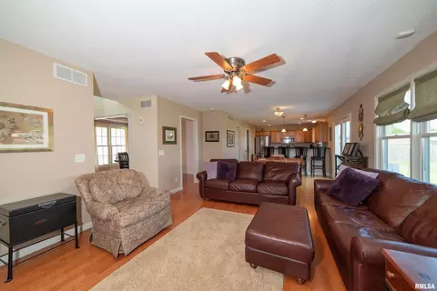7 Jacob Dr, Eldridge, IA 52748 photo 6