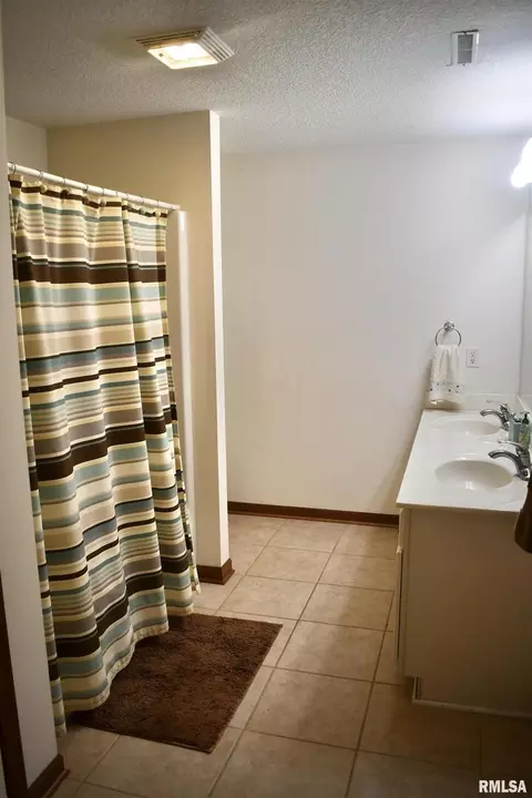 651 Dammann Dr, Eldridge, IA 52748 photo 30