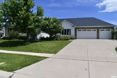 651 Dammann Dr, Eldridge, IA 52748 photo 1