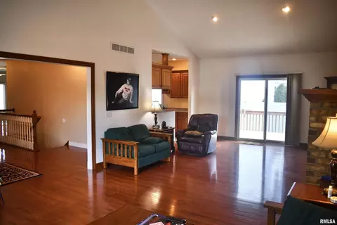 651 Dammann Dr, Eldridge, IA 52748 photo 5