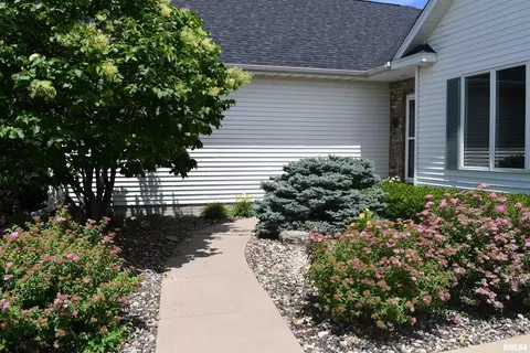 651 Dammann Dr, Eldridge, IA 52748 photo 2