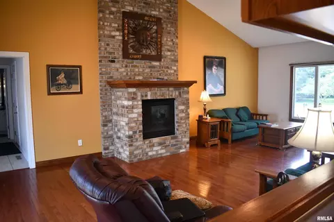 651 Dammann Dr, Eldridge, IA 52748 photo 3