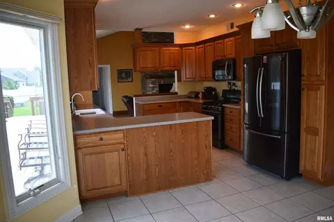 651 Dammann Dr, Eldridge, IA 52748 photo 9