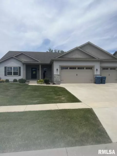 1012 W Pinehurst Dr, Eldridge, IA 52748 photo 1