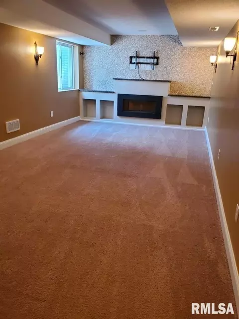 331 S 8th Ave, Eldridge, IA 52748 photo 6