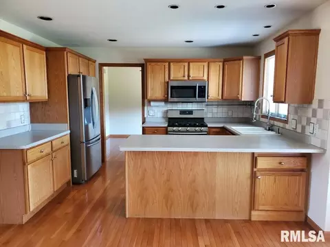 331 S 8th Ave, Eldridge, IA 52748 photo 2