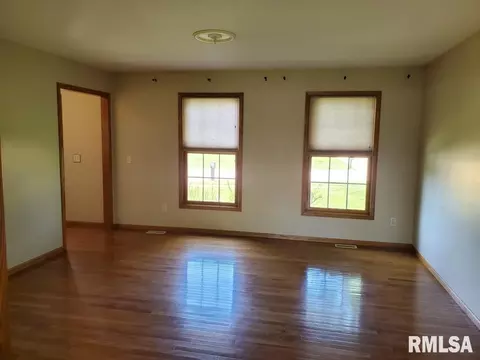 331 S 8th Ave, Eldridge, IA 52748 photo 5