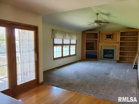 331 S 8th Ave, Eldridge, IA 52748 photo 4