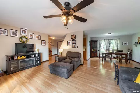 913 E 15th St, Christopher, IL 62822 photo 7
