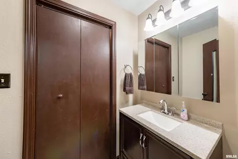913 E 15th St, Christopher, IL 62822 photo 13