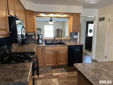 329 E College St, Kewanee, IL 61443 photo 18