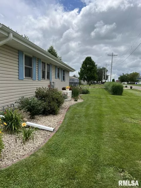 329 E College St, Kewanee, IL 61443 photo 3