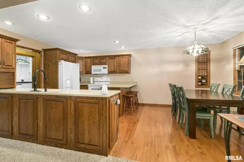 408 S 9th Ave, Eldridge, IA 52748 photo 8