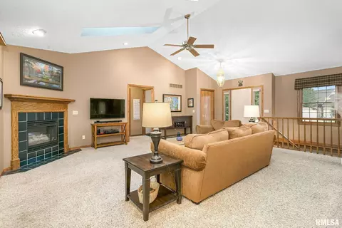 408 S 9th Ave, Eldridge, IA 52748 photo 7