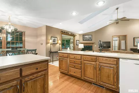 408 S 9th Ave, Eldridge, IA 52748 photo 12