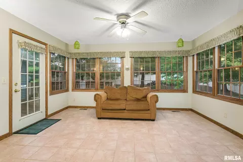 408 S 9th Ave, Eldridge, IA 52748 photo 14