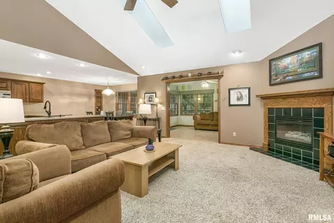 408 S 9th Ave, Eldridge, IA 52748 photo 5