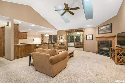 408 S 9th Ave, Eldridge, IA 52748 photo 4