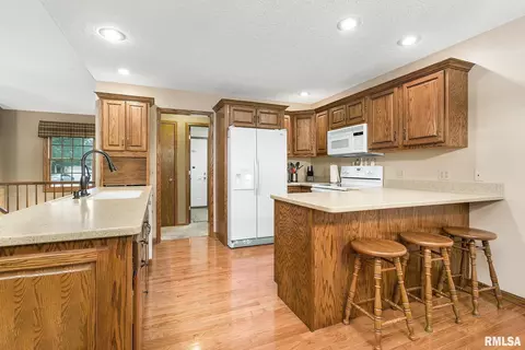 408 S 9th Ave, Eldridge, IA 52748 photo 9